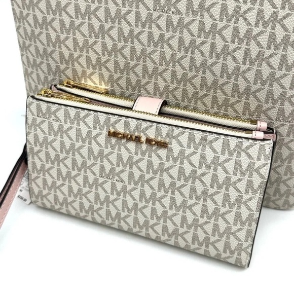 Michael Kors Large Messenger Bag & Large Double Zip Wallet Vanilla/Powder
Blush - Picture 11 of 14